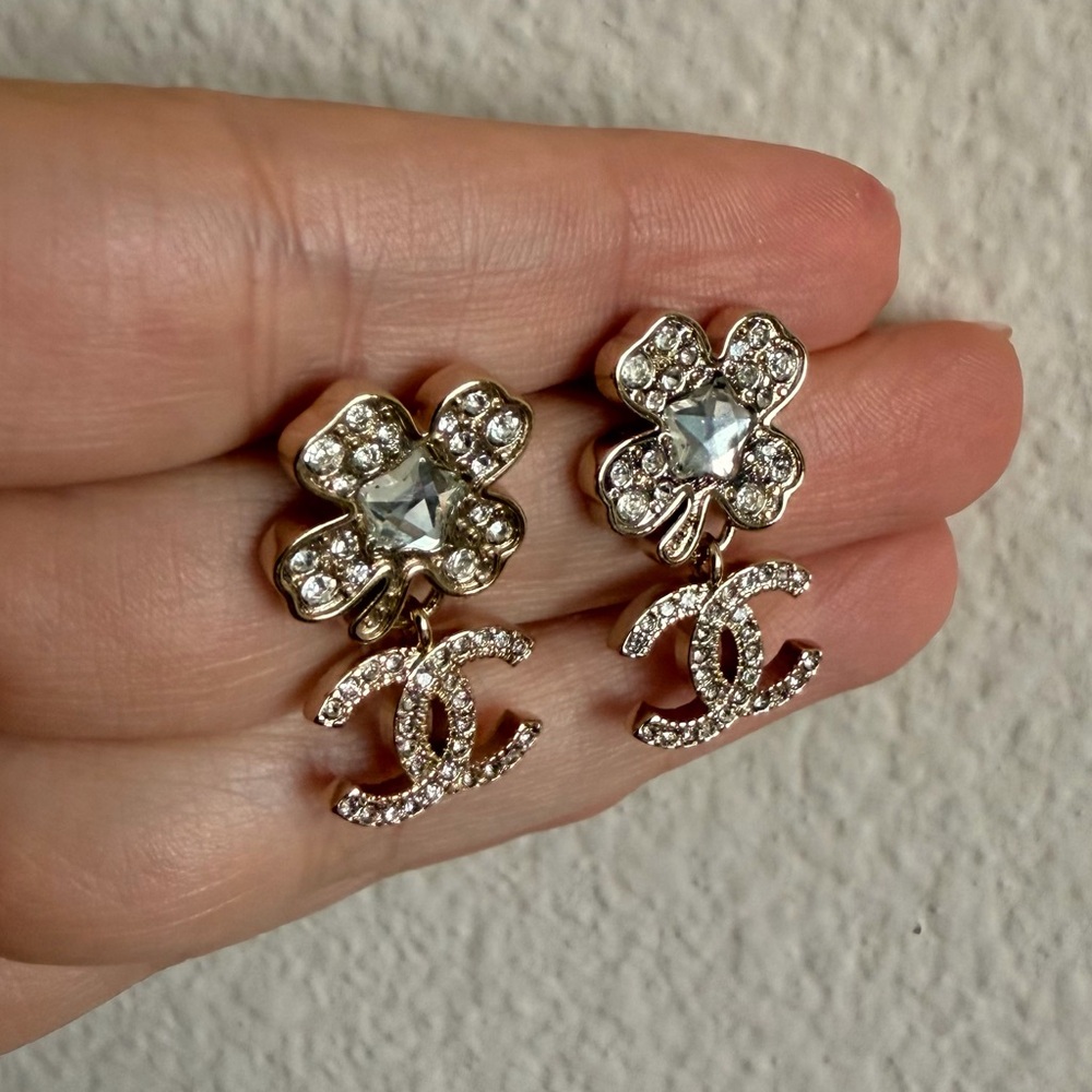 ✨ Chanel Crystal Flower & CC Logo Drop Earrings☘️ - Picture 8 of 12
